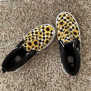 Gently worn girls sunflower vans. Excellent condition! Super cute!